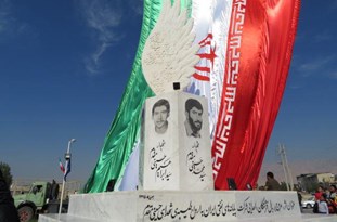 از تندیس میدان شهدای حسینی مقدم در برازجان