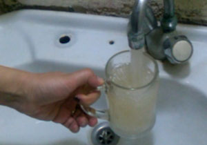 آلودگی آب شرب اهواز همچنان ادامه دارد + فیلم