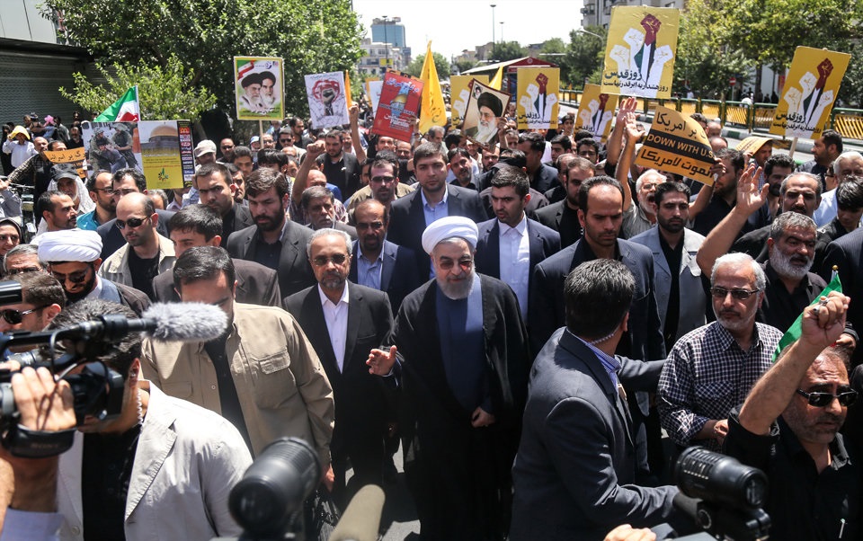 رئیس&zwnj;جمهور به جمع راهپیمایان تهرانی پیوست