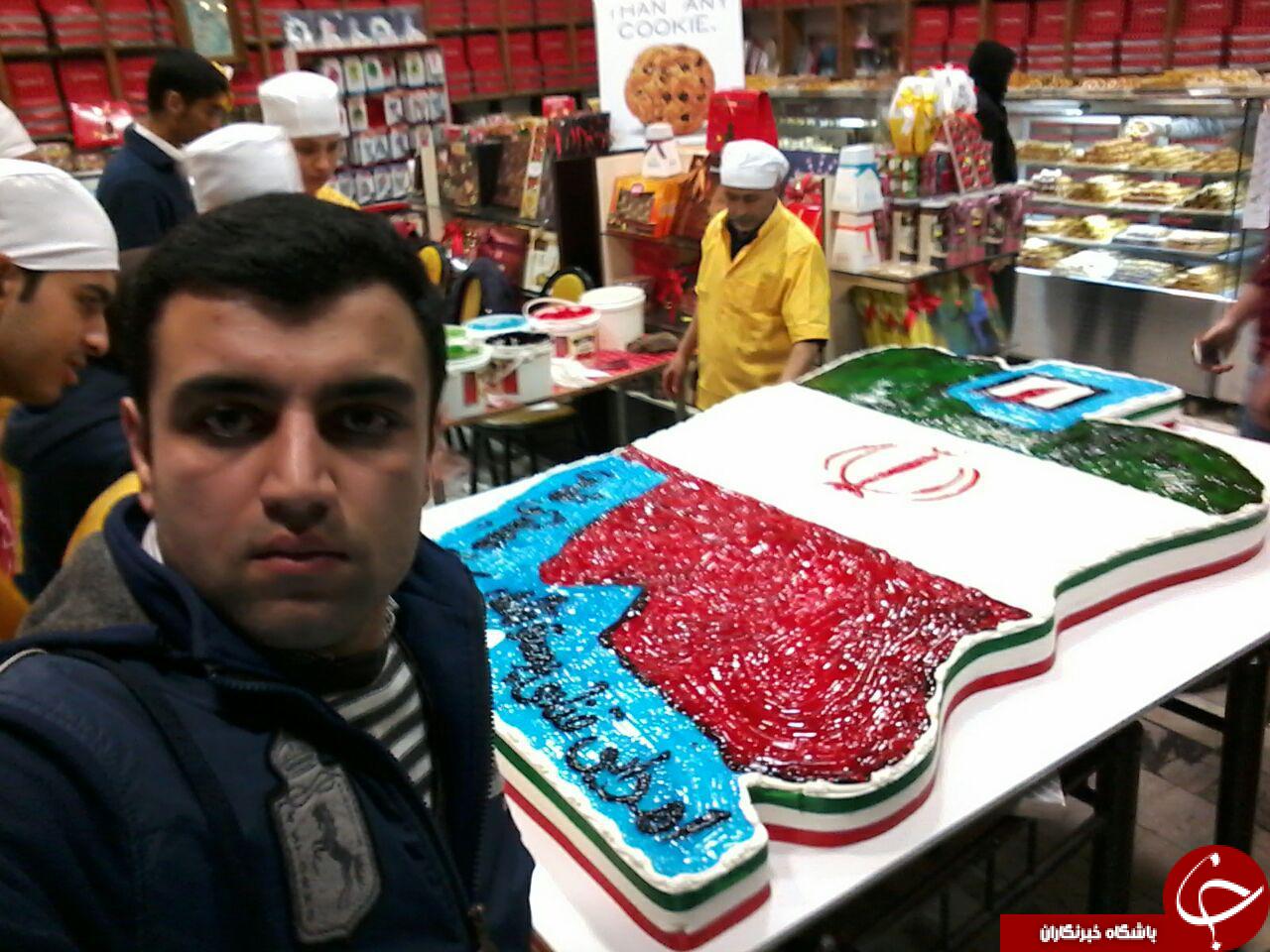 پخت کیک ۱۵۰ کیلویی به مناسبت سالگرد پیروزی انقلاب اسلامی + تصاویر