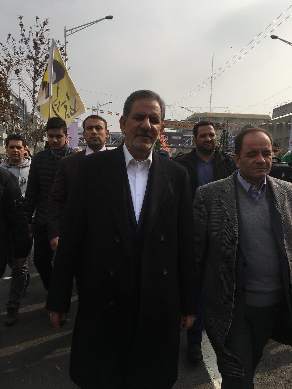 جهانگیری در جمع راهپیمایان تهرانی حضور یافت