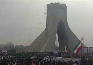 آزادسازی صدها بادکنک بر فراز برج آزادی + فیلم