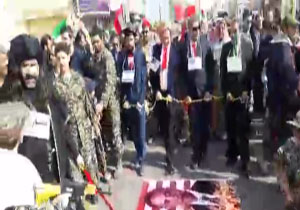 ترامپ در راهپیمایی 22 بهمن به زنجیر کشیده شد! + فیلم
