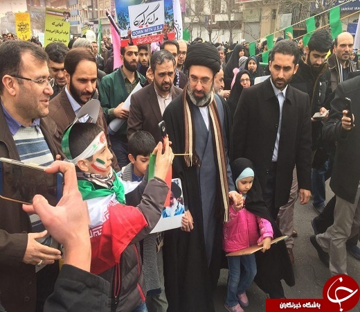 عکس با فرزند و نوه رهبر انقلاب در راهپیمایی