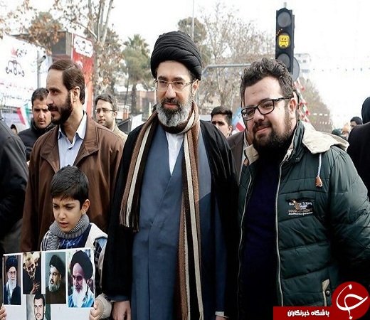 عکس با فرزند و نوه رهبر انقلاب در راهپیمایی