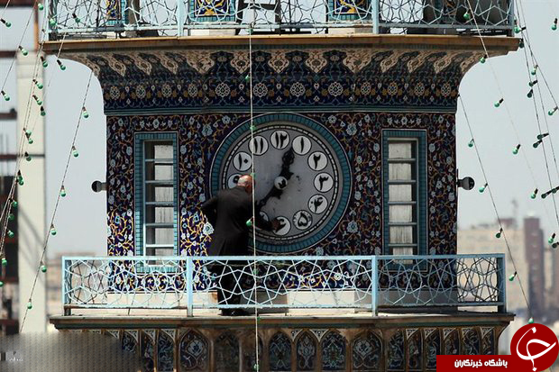 چه کسی ساعت حرم رضا (ع) را کوک می&zwnj;کند؟+ عکس