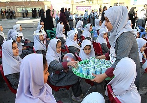 توزیع شیر رایگان در مدارس استان سمنان