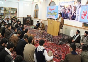 حوزه های علمیه باید انقلابی بمانند