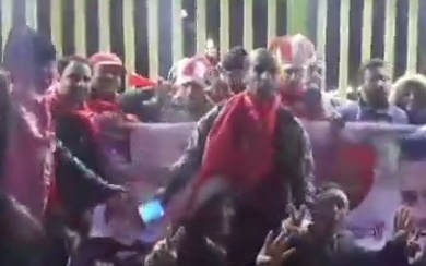 حضور هواداران سرخابی پشت درب ورزشگاه آزادی تهران