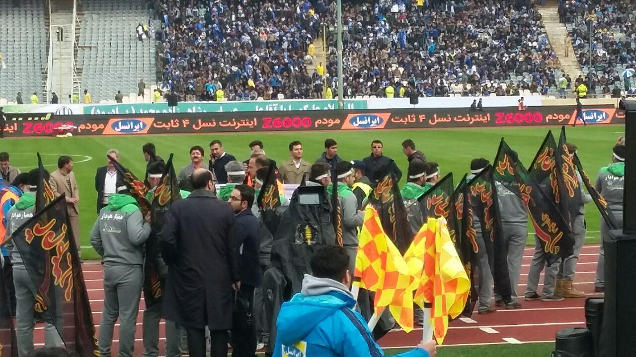 حدود ۴۰ هزار نفر در استادیوم آزادی/ کاورها از روی زمین چمن جمع شد+ تصاویر