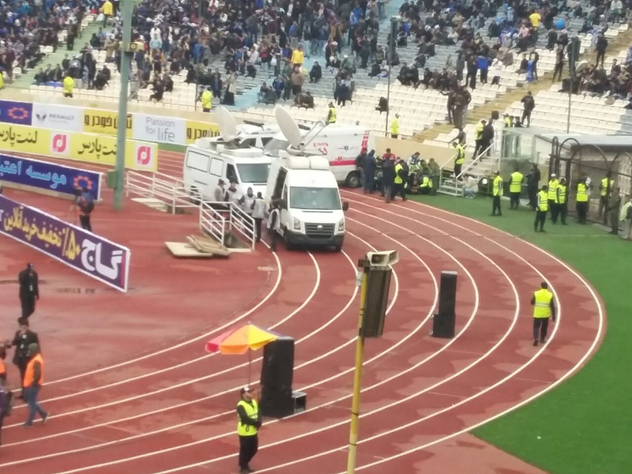 شعار هوادارن استقلال علیه افتخاری