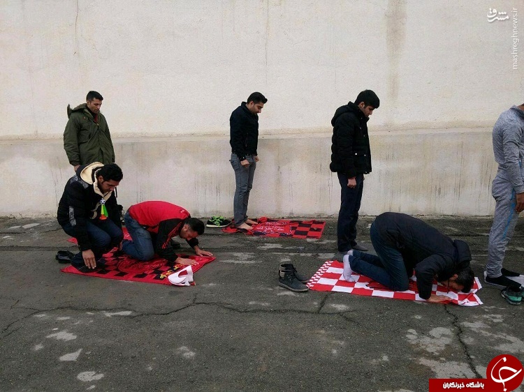 اقامه نماز تماشاگران دربی 84+عکس