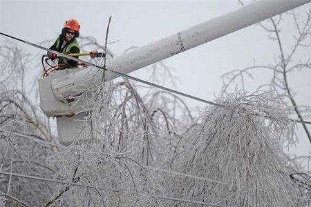 تلاش نیروهای امدادی برای رفع مشکل برق در ملایر و نهاوند