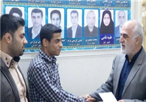 تجلیل از کشتی گیر ملی‌پوش لارستانی