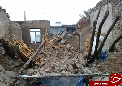 نجات 2 نفر از زیر آوار