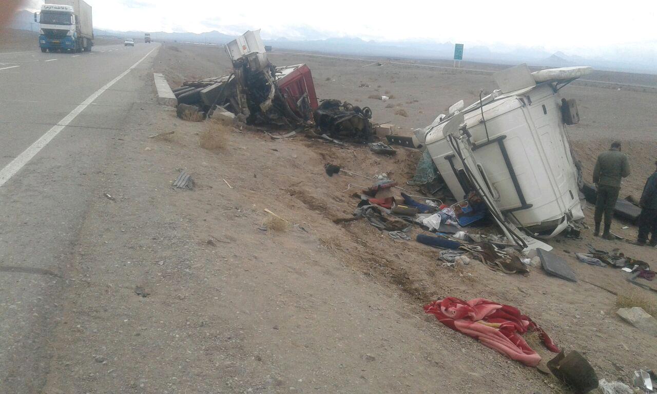 2 کشته و زخمی بر اثر واژگونی یک دستگاه تریلی در انار
