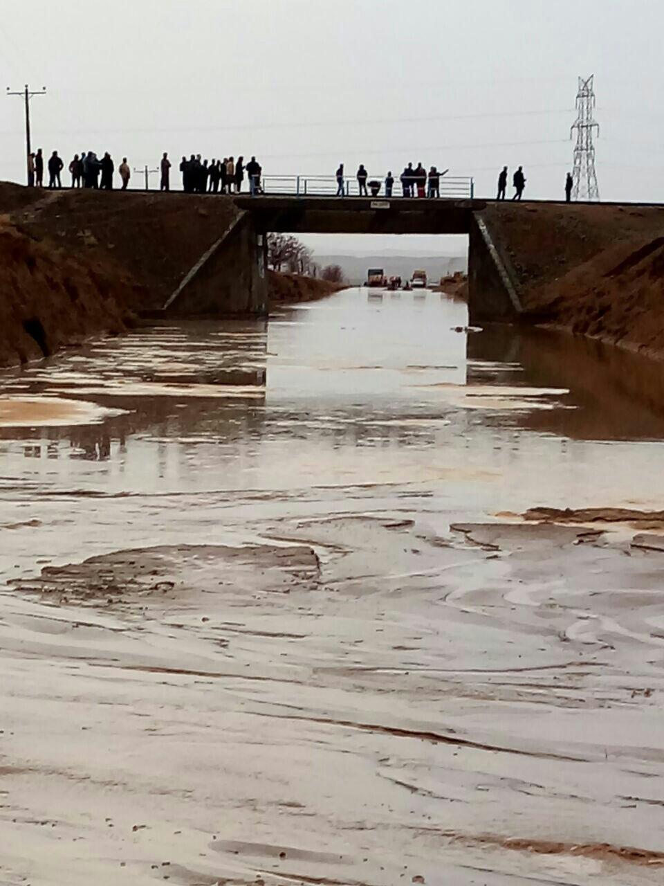 مسدود شدن راه روستای سعادت آباد بر اثر سیلاب
