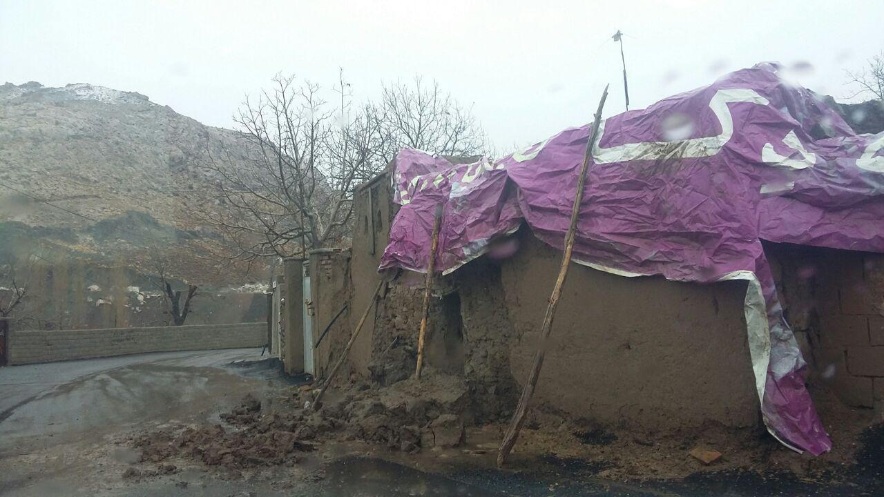 بارندگی در حال تخریب برخی منازل مسکونی بافت بارندگی در حال تخریب برخی منازل مسکونی بافت