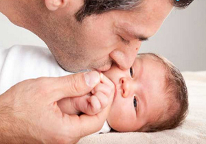 بوسیدن کودک باعث کاهش پرخاشگری او می&zwnj;شود