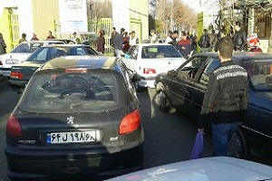 درگیری هواداران پرسپولیس در مقابل درب ورزشگاه آزادی