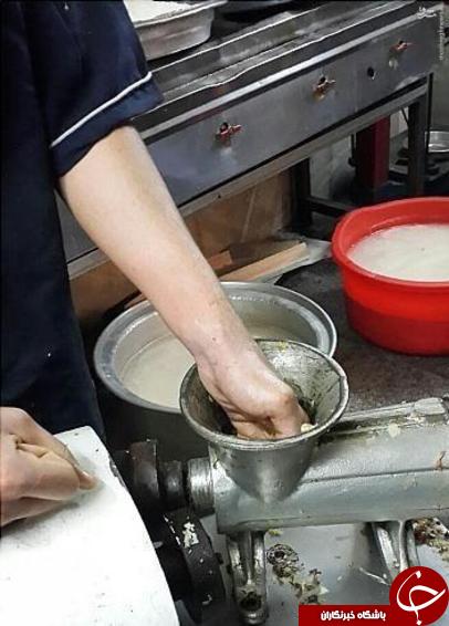 عکس/ تلاش آتشنشانان برای آزادسازی دست فرورفته در چرخ گوشت