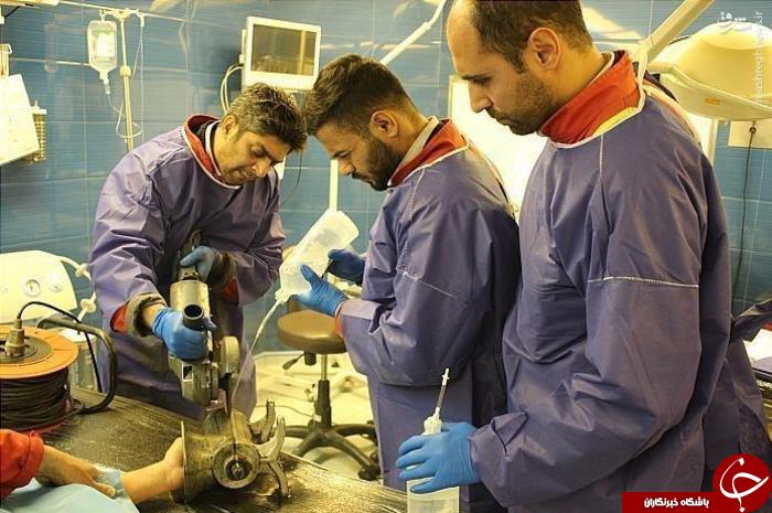 عکس/ تلاش آتشنشانان برای آزادسازی دست فرورفته در چرخ گوشت
