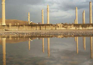 نبود سیلاب در نزدیکی تخت جمشید