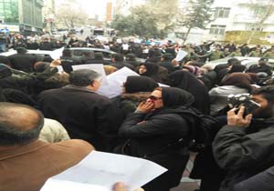 گلایه سپرده‌گذران از عملکرد اقتصادی یک موسسه اعتباری + تصاویر