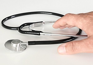 تیغ ممنوعیت دو شغلگی پزشکان زیر گلوی طرح تحول سلامت