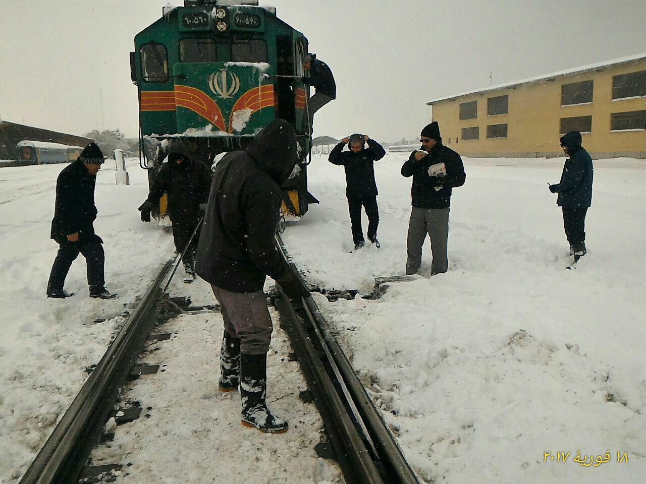 حرکت بدون تاخیر قطارهای مسافری در بارش شدید برف