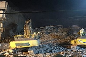 توقف دوباره عملیات آواربرداری با فریادهای یک آتش نشان