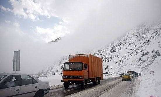 تردد در گردنه&zwnj;های برفگیر استان با زنجیر چرخ امکانپذیر است
