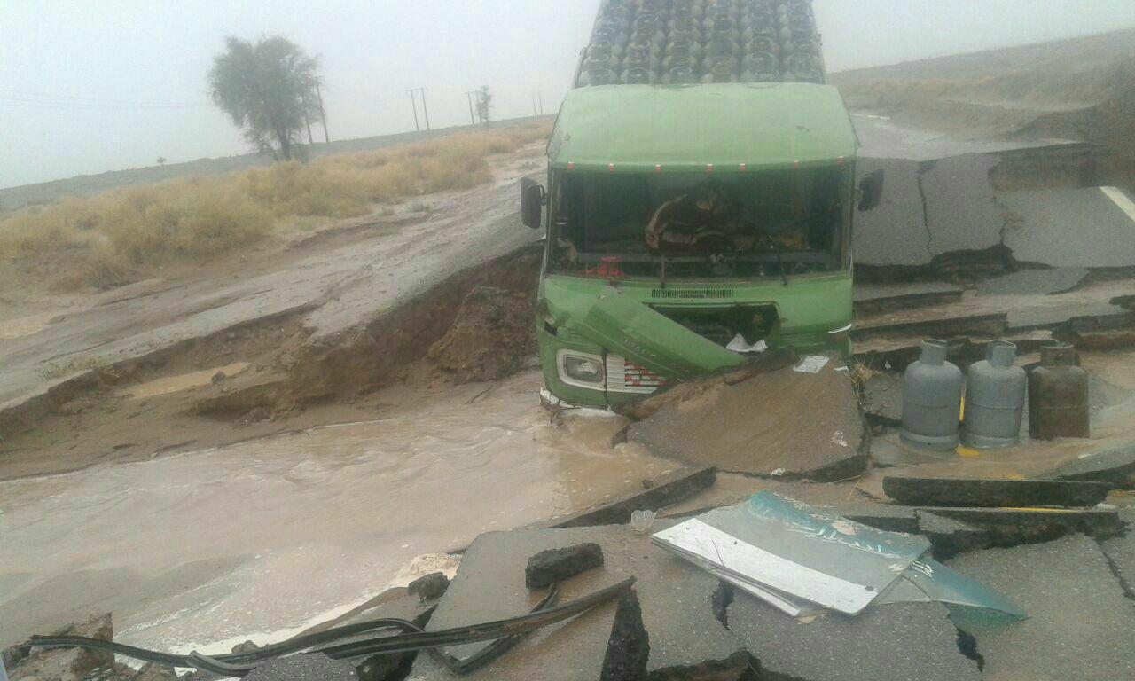 نجات ۲ سرنشین کامیون گرفتار در رودخانه ماشکید سراوان