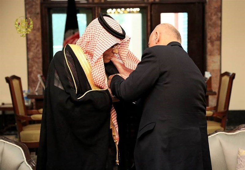 اشرف غنی به سفیر عربستان در افغانستان مدال افتخار داد! اشرف غنی به سفیر عربستان در افغانستان مدال افتخار داد!