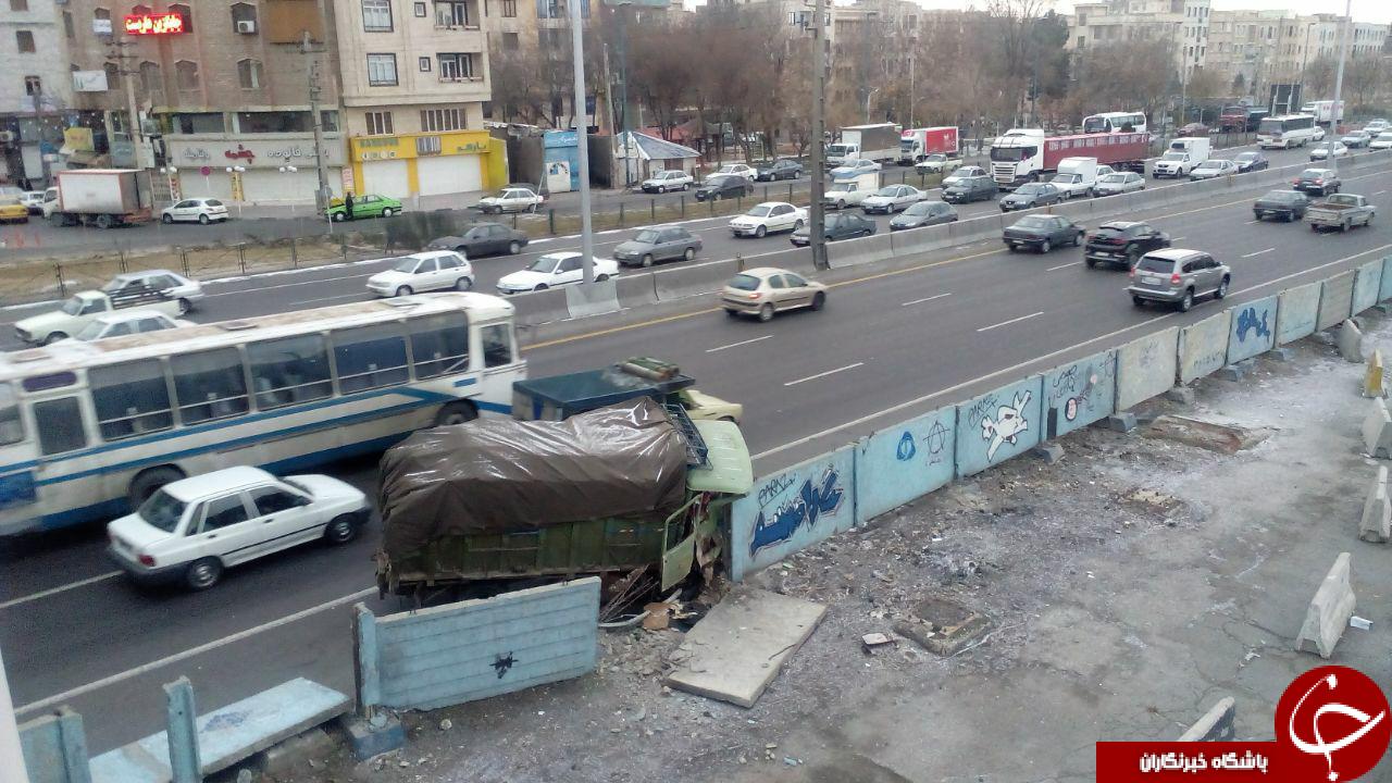 برخورد مرگبار کامیون با دیوار اتوبان! + تصاویر
