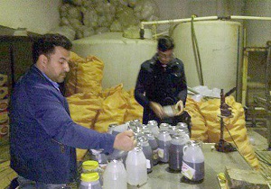 توقيف و ضبط بيش از  2 تن سرکه غير بهداشتي در کارگاهي در قم
