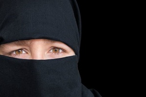 بازی خطرناک با داعش ... پلیس‌‎هایی که لباس زنانه به تن کردند!