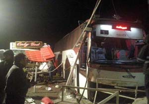 برخورد اتوبوس با کامیونت در جاده هراز