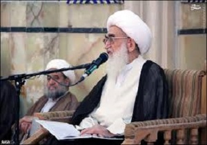 تكيه بر بيگانگان خيانت است/ربا بايد از بانك‌ها برچيده ش