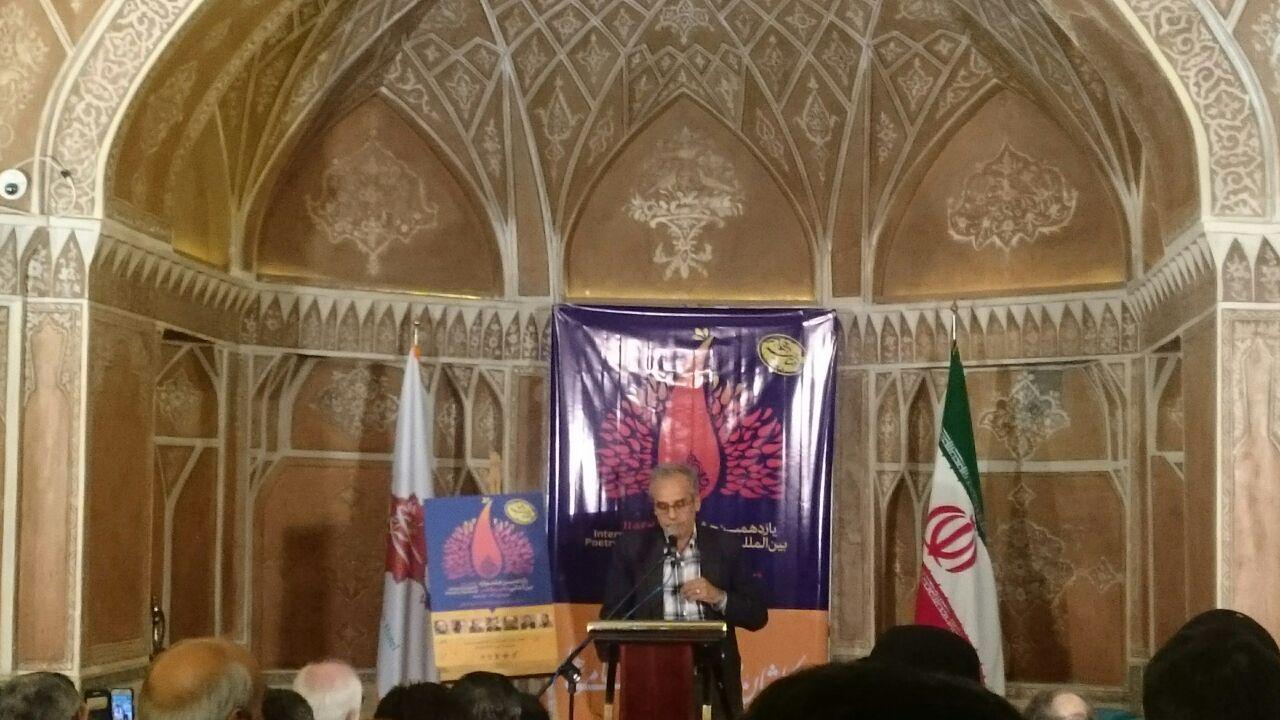آغازبکار جشنواره بین المللی شعر فجر با شعرخوانی شاعران در کاشان