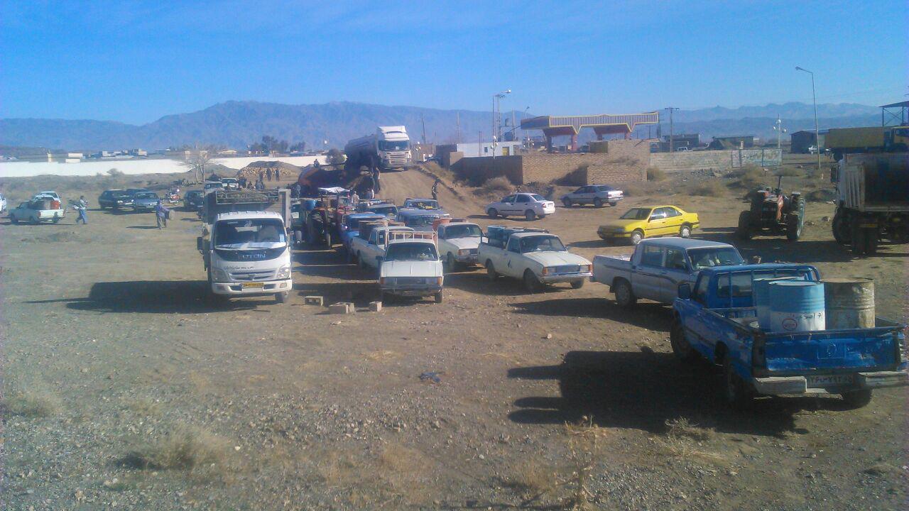 کمبود نفت و صف&zwnj;های طولانی در جایگاه عرضه سوخت ارزوئیه + فیلم