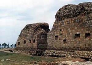 قصرشیرین با آتشکده چهارقاپی در شهر مرزی