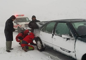بارش برف موجب کندی تردد خودروها در جاده های خلخال شد