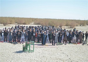اقامه نماز باران در بستر خشک تالاب بین&zwnj;المللی هامون+ تصاویر