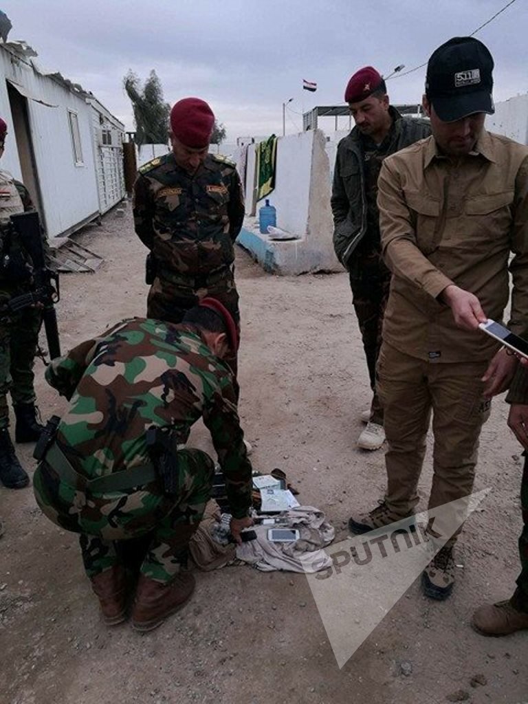 کشف ابزارهای انفجاری و انتحاری تروریست‌ها در غرب عراق+ تصاویر