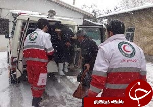 امداد رسانی به دو بیمار گرفتار در برف + تصاویر