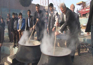 پخت حلیم به شکرانه بارش باران در سبزوار