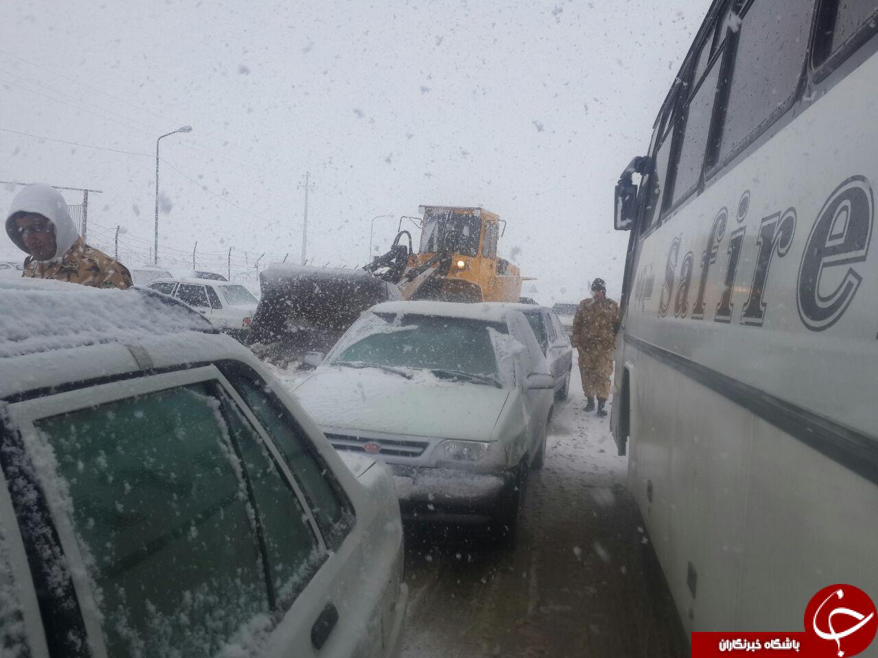 ساعت&zwnj;ها انتظار خودرو&zwnj;ها در جاده لغزنده جیران بلاغ + تصاویر