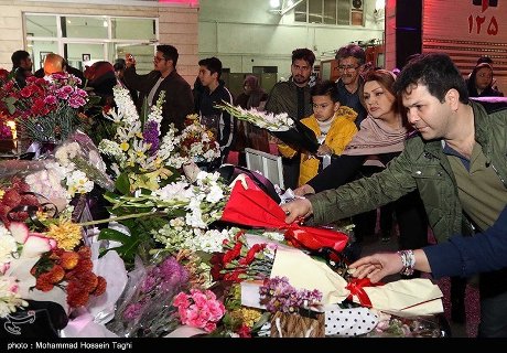 ادای احترام دانش آموزان به آتش نشانان