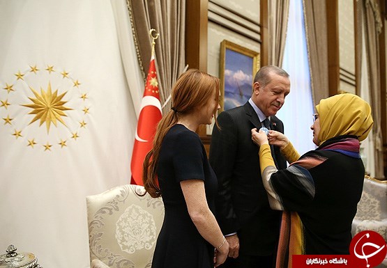 اردوغان از بازیگر هالیوودی مدال گرفت!+ تصاویر